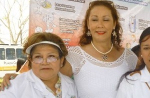 Rosaura González Castillo, responsable del Programa de Salud Mental, acompañada de Adriana Hernández, esposa del gobernador Fernando Ortega Bernés.