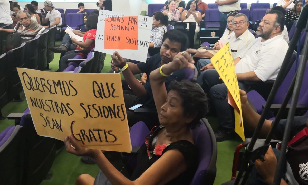 Buscan que les condonen pago de hemodiálisis