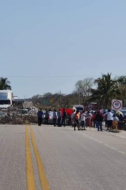 Pobladores de Punta Xen bloquean carretera Campeche-Carmen