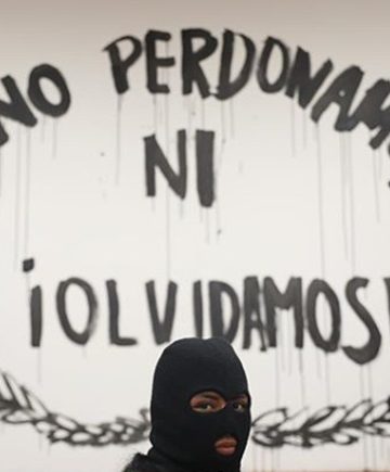 Entre líneas y grietas/ Cuando la violencia es burocracia. Y la burocracia olvido.