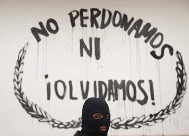 Entre líneas y grietas/ Cuando la violencia es burocracia. Y la burocracia olvido.